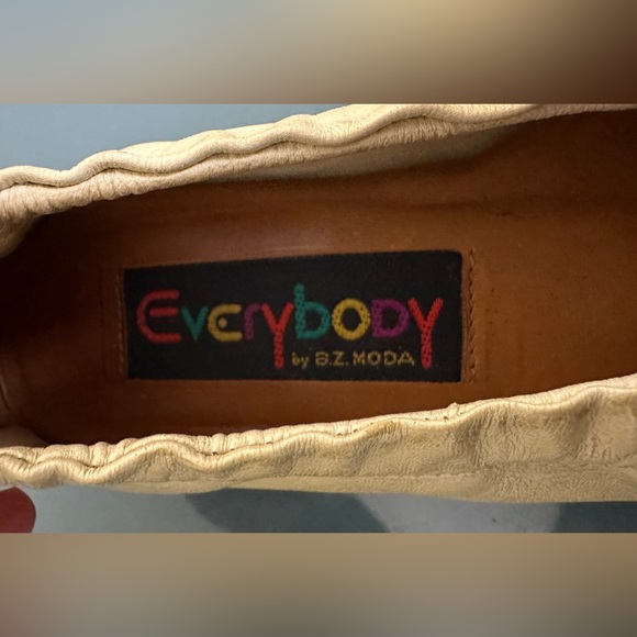 Everybody By Moda Stilo Womens Flats 6 US 36.5 EU Tan Cream Cap Toe Shoes GUC! - Picture 7 of 9